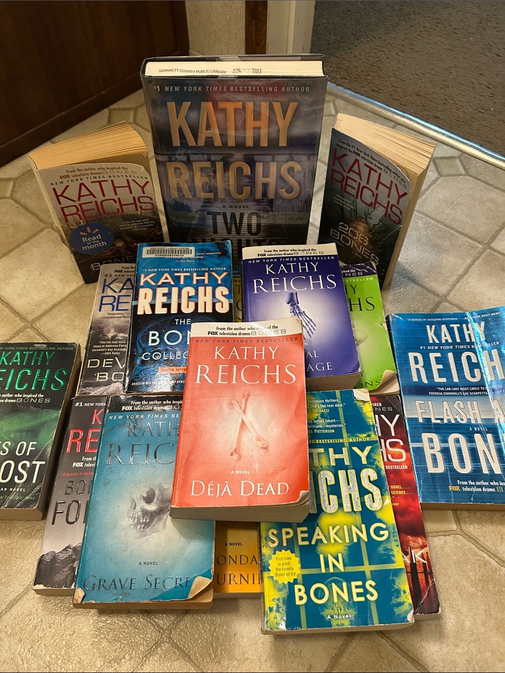 Kathy Reichs Paperback Book Lot - Multiple Titles (Blue, Red, Green)